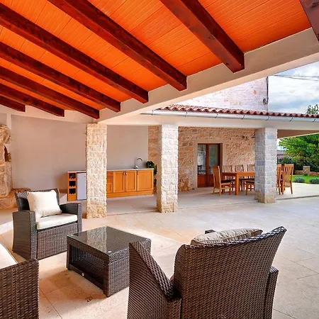 Moncalvo Villa *